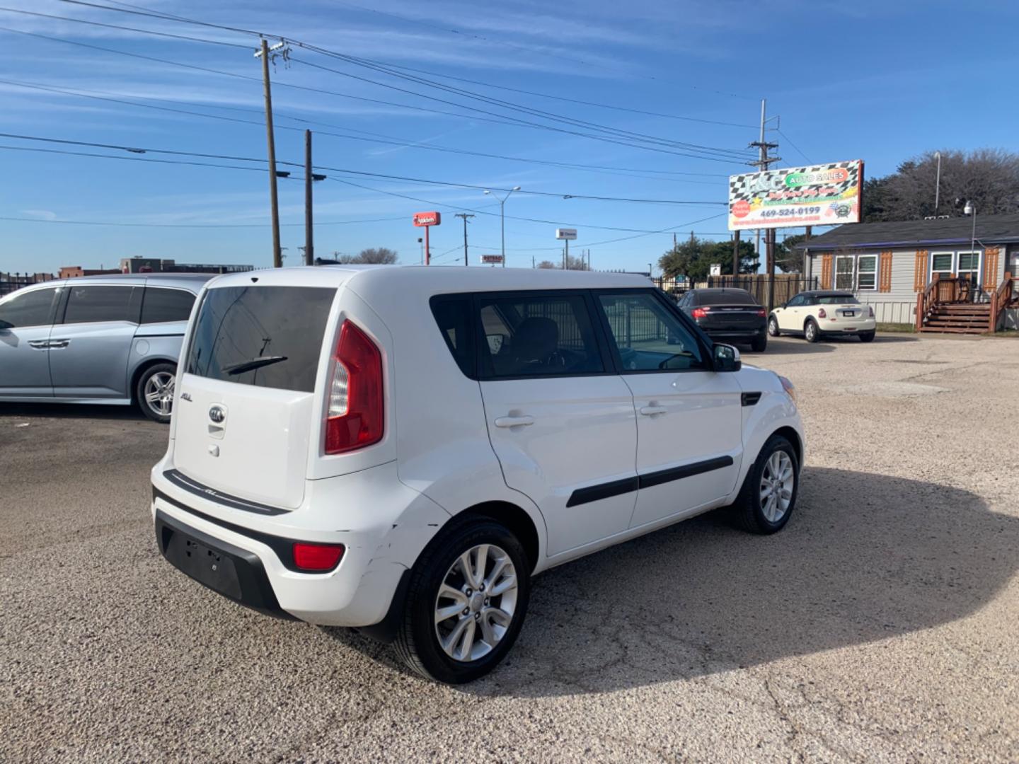 2013 White /Black Kia Soul ! (KNDJT2A62D7) with an 2.0L L4 DOHC 16V engine, AUTOMATIC transmission, located at 1830 North Belt Line Road, Irving, TX, 75061, (469) 524-0199, 32.834373, -96.993584 - Photo#5